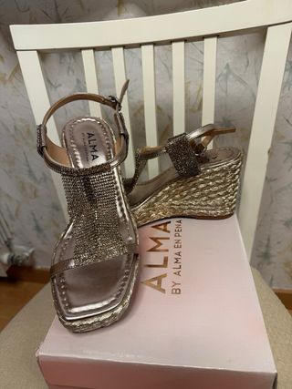 Sandalias Alma en Pena doradas con pedrería
