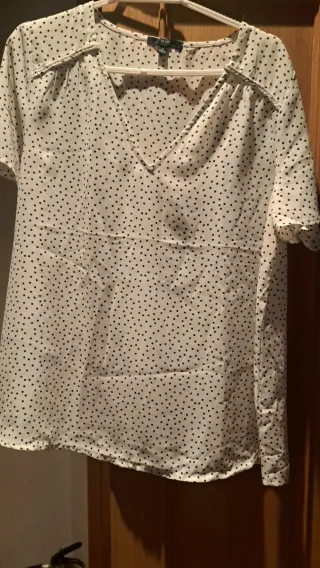 Blusa de lunares blanca y negra