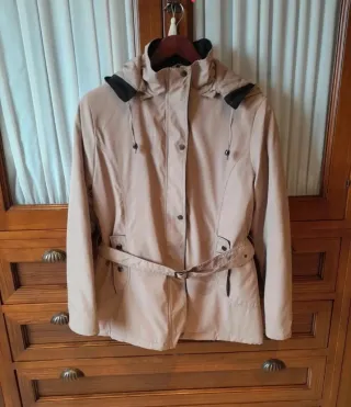 Cazadora acolchada con capucha beige