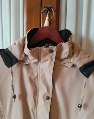 Cazadora acolchada con capucha beige