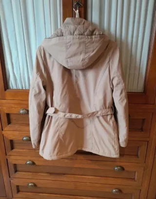 Cazadora acolchada con capucha beige