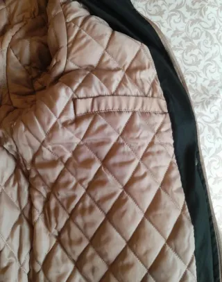 Cazadora acolchada con capucha beige