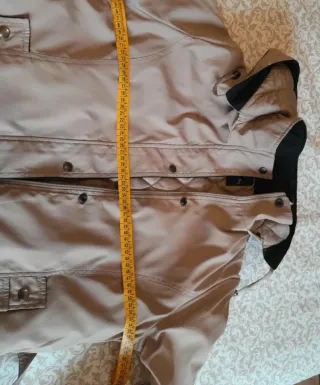 Cazadora acolchada con capucha beige