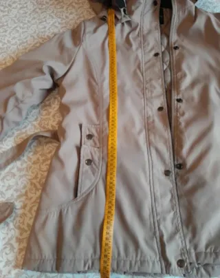 Cazadora acolchada con capucha beige