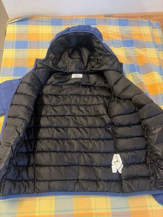 Chaqueta acolchada azul con capucha