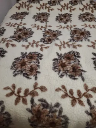 Manta de lana virgen con estampado floral