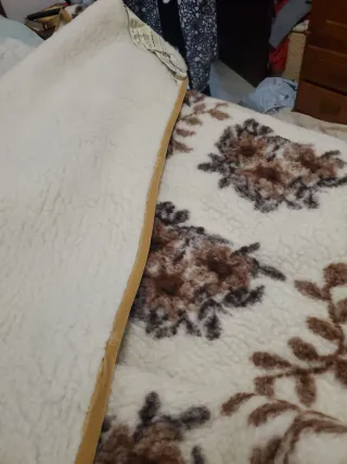 Manta de lana virgen con estampado floral