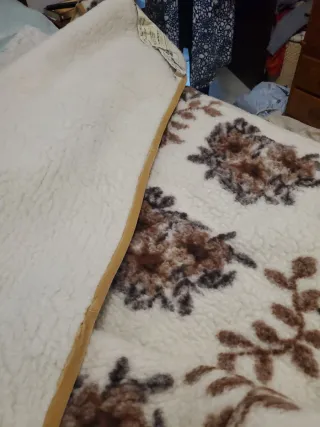 Manta de lana virgen con estampado floral