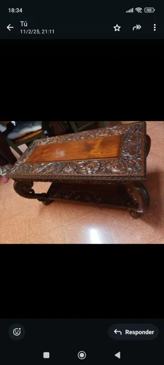 Mesa de madera tallada