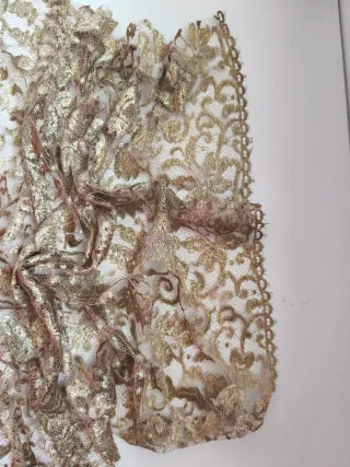 Encaje metálico dorado.