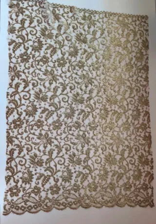 Encaje metálico dorado.