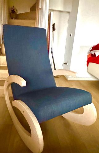 Poltrona a dondolo in tessuto e legno