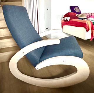 Poltrona a dondolo in tessuto e legno