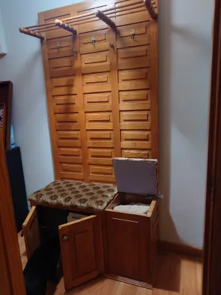 Perchero de entrada con banco tapizado