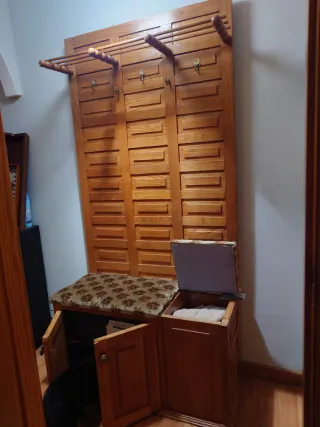 Perchero de entrada con banco tapizado