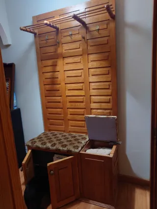 Perchero de entrada con banco tapizado