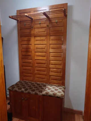 Perchero de entrada con banco tapizado