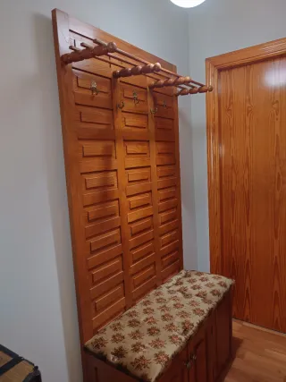 Perchero de entrada con banco tapizado