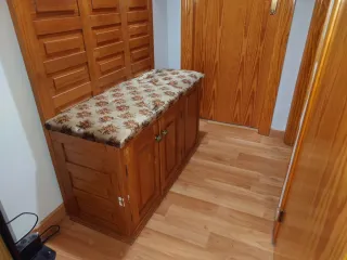 Perchero de entrada con banco tapizado