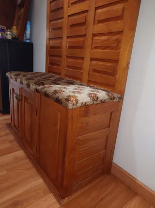 Perchero de entrada con banco tapizado