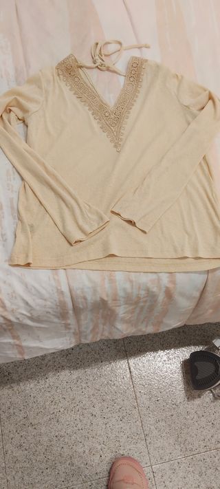Blusa manga larga beige con encaje