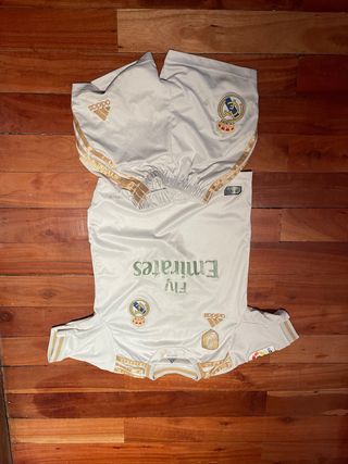 Conjunto Real Madrid Adidas Niño Blanco y Dorado