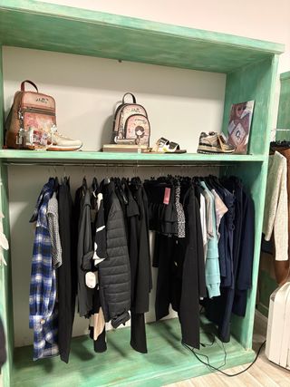 Mueble tienda madera estante y colgador