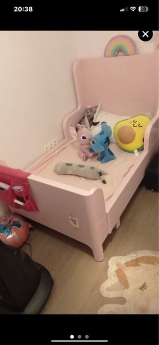 Cuna infantil rosa con peluches