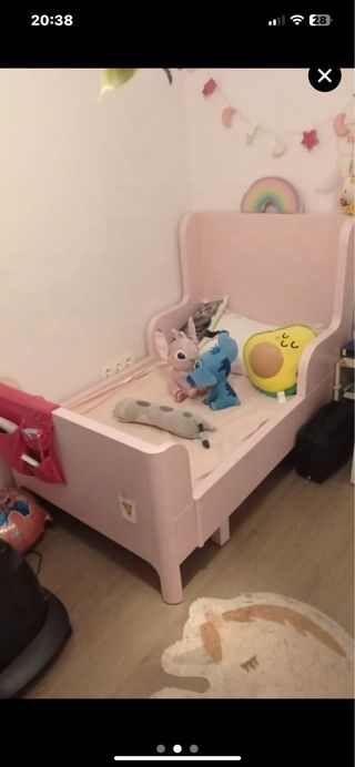 Cuna infantil rosa con peluches