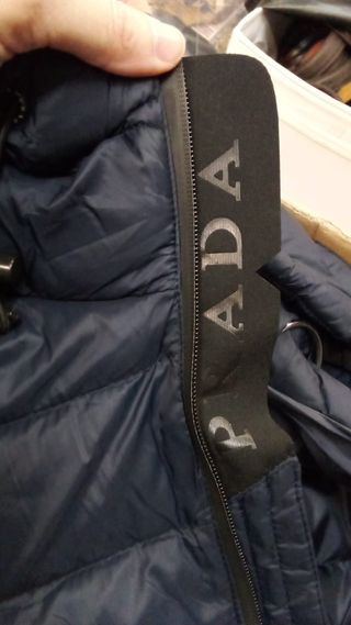 Chaqueta de plumón Prada Linea Rossa con capucha