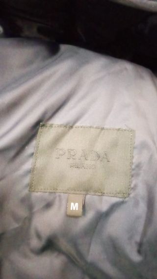 Chaqueta de plumón Prada Linea Rossa con capucha