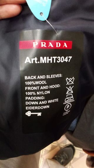 Chaqueta de plumón Prada Linea Rossa con capucha