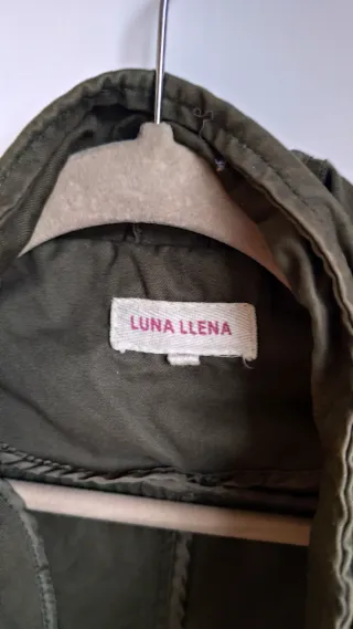 Parka militar con bordados de pájaros