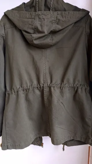 Parka militar con bordados de pájaros