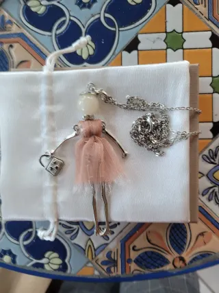 Collana con ciondolo bambola