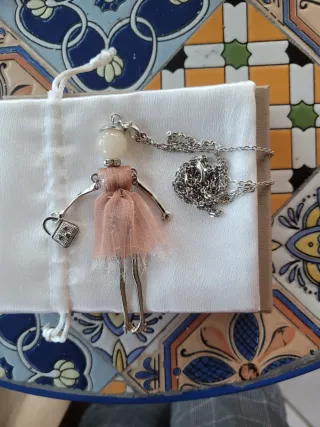 Collana con ciondolo bambola