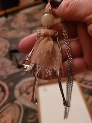 Collana con ciondolo bambola