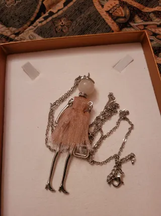 Collana con ciondolo bambola