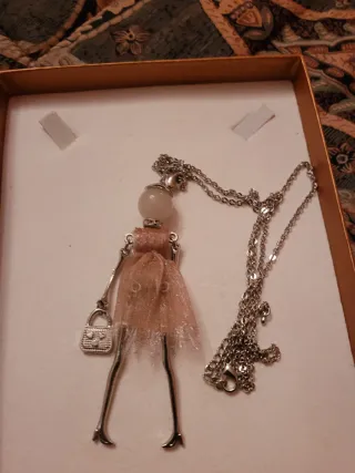 Collana con ciondolo bambola