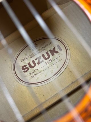 Guitarra Suzuki como nova
