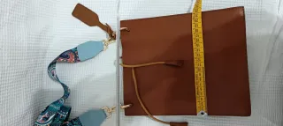 Borsetta in pelle marrone con tracolla