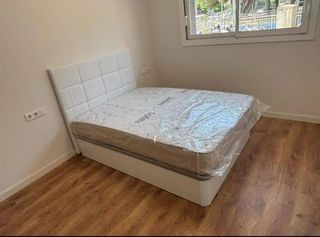 Canapé blanco con cabecero