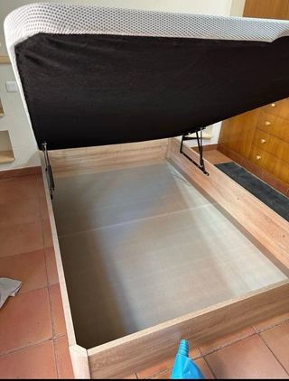 Canapé blanco con cabecero