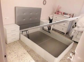 Canapé blanco con cabecero