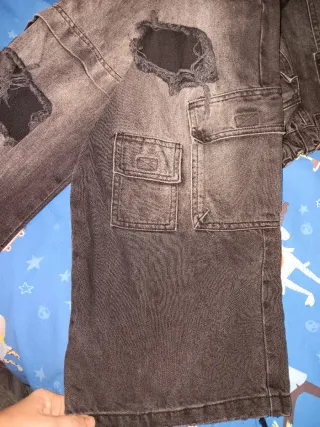 Pantalón vaquero Bershka desgastado talla 38.Cargo