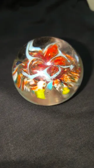 Pisapapeles de cristal con diseño floral