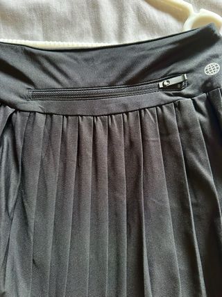 Falda plisada Adidas negra