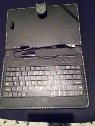 Teclado para tablet con cable de conexión