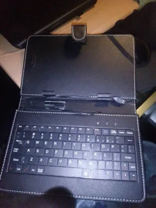 Teclado para tablet con cable de conexión