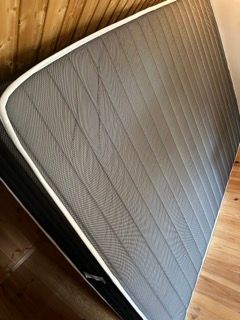 Colchón nuevo 135cm, sábanas, protector y edredón.